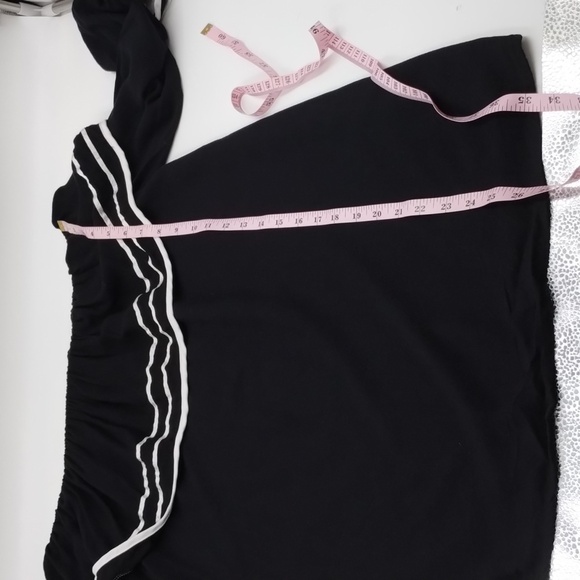 Forever 21 black and white on or off shoulder blouse size large, lined - Picture 9 of 10